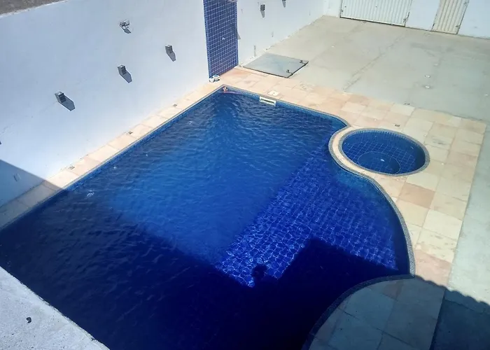 Casa Com Piscina, Hidromassagem E Churrasqueira.
