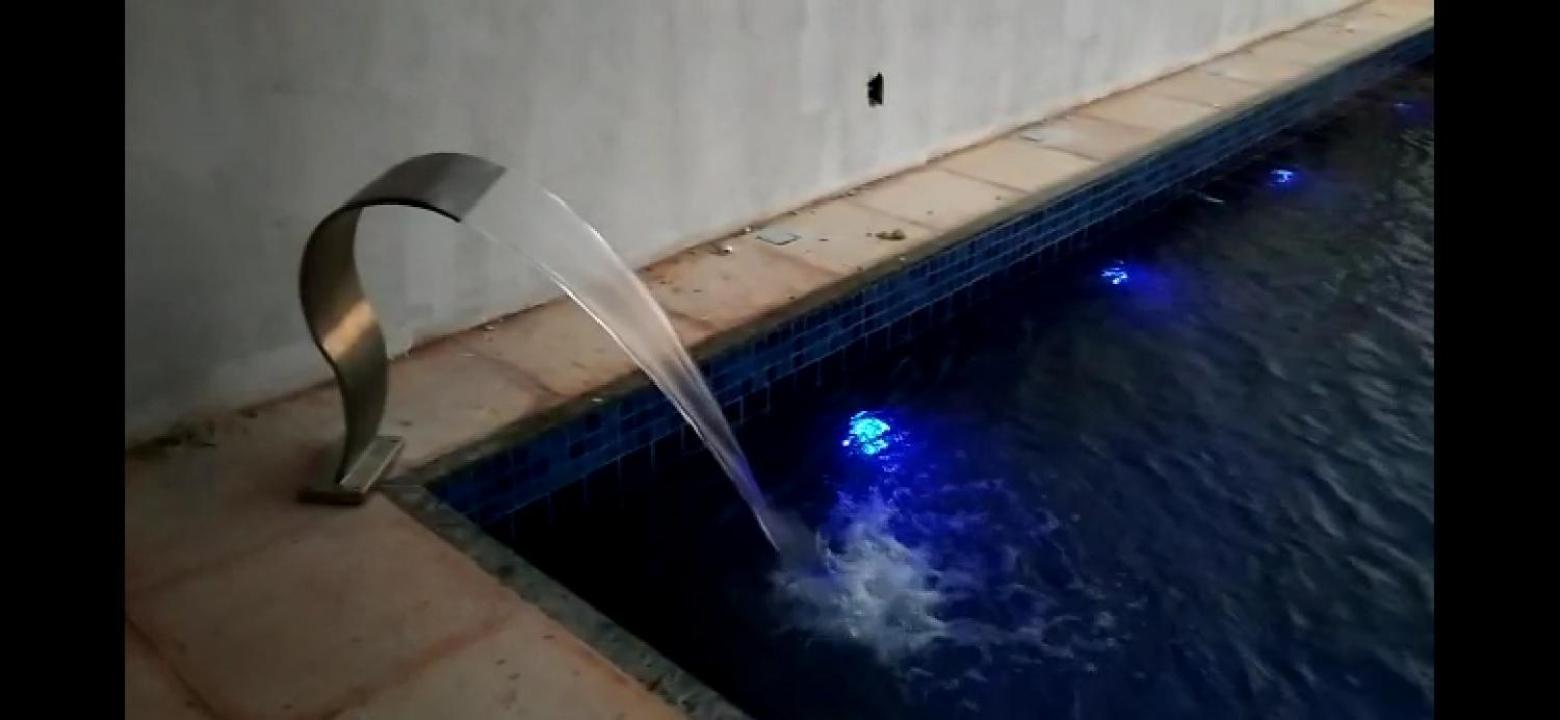 Casa Com Piscina, Hidromassagem E Churrasqueira.